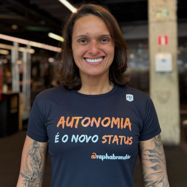 Rapha Brandão, professora de Educação Física, sorrindo